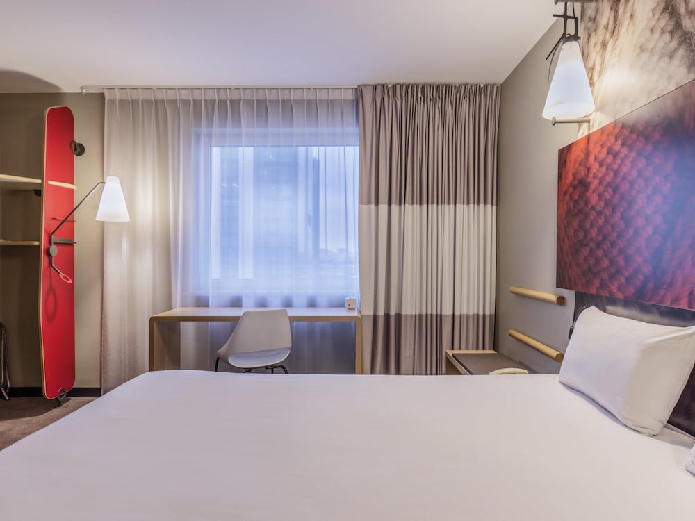 Habitación espaciosa adaptada para huéspedes con discapacidad con una cama doble del hotel ibis Poznan Centrum. Foto 9