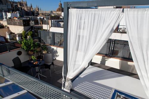 Habitación Doble Dúplex con terraza y piscina del hotel Welldone Cathedral. Foto 9