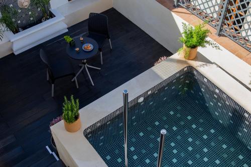 Habitación Doble Dúplex con terraza y piscina del hotel Welldone Cathedral. Foto 18