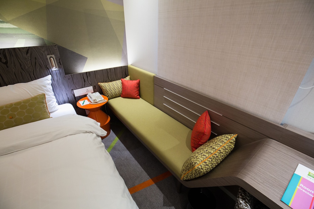 Habitación superior con 2 camas individuales del hotel Ibis Styles Ambassador Seoul Gangnam. Foto 1