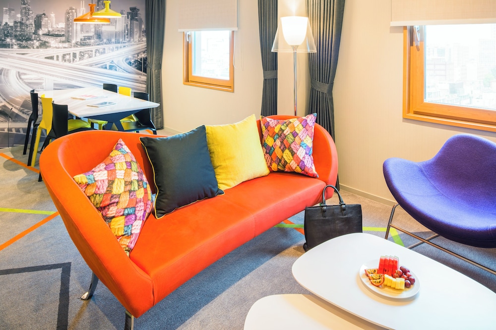 Suite superior con 1 cama doble del hotel Ibis Styles Ambassador Seoul Gangnam. Foto 1