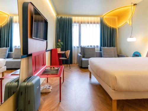 Habitación Superior con cama doble y sofá del hotel Ibis Styles Madrid City las Ventas. Foto 1