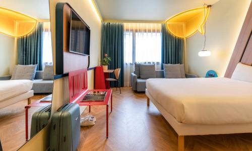 Habitación Superior con cama doble y sofá del hotel Ibis Styles Madrid City las Ventas. Foto 8