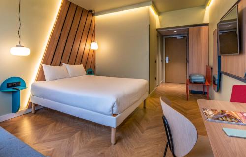 Habitación Superior con cama doble y sofá del hotel Ibis Styles Madrid City las Ventas. Foto 9