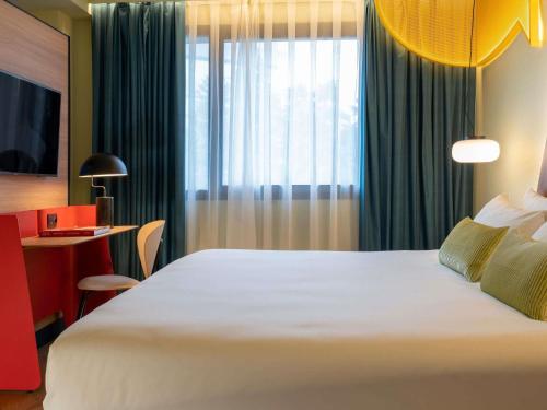 Habitación doble con salón del hotel Ibis Styles Madrid City las Ventas. Foto 1
