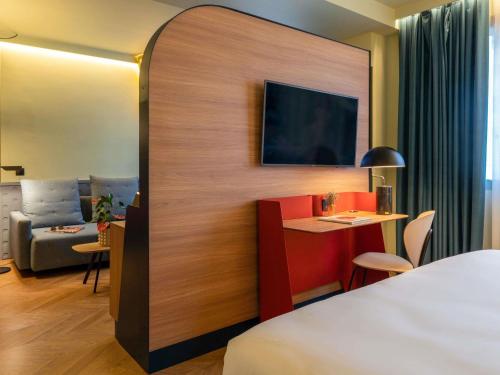 Habitación doble con salón del hotel Ibis Styles Madrid City las Ventas. Foto 2