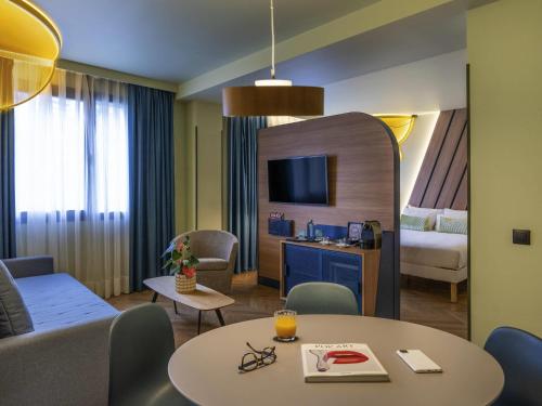 Habitación doble con salón del hotel Ibis Styles Madrid City las Ventas. Foto 5