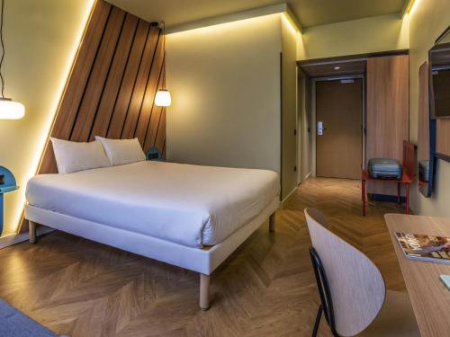 Habitación Superior con cama doble y sofá del hotel Ibis Styles Madrid City las Ventas. Foto 6