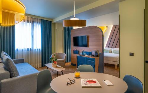 Habitación doble con salón del hotel Ibis Styles Madrid City las Ventas. Foto 4