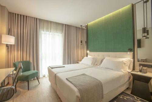Habitación Doble Estándar - 1 o 2 camas del hotel NH Porto Jardim. Foto 1