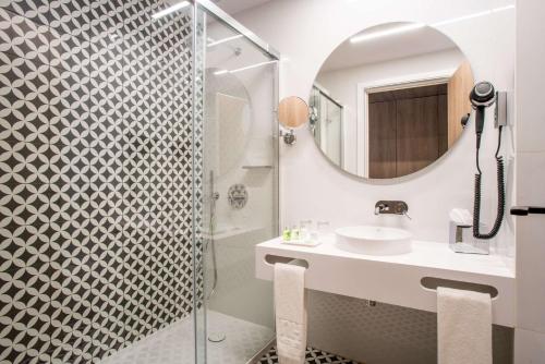 Habitación Doble Estándar - 1 o 2 camas del hotel NH Porto Jardim. Foto 7