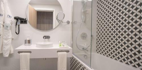 Habitación Doble Estándar - 1 o 2 camas del hotel NH Porto Jardim. Foto 9