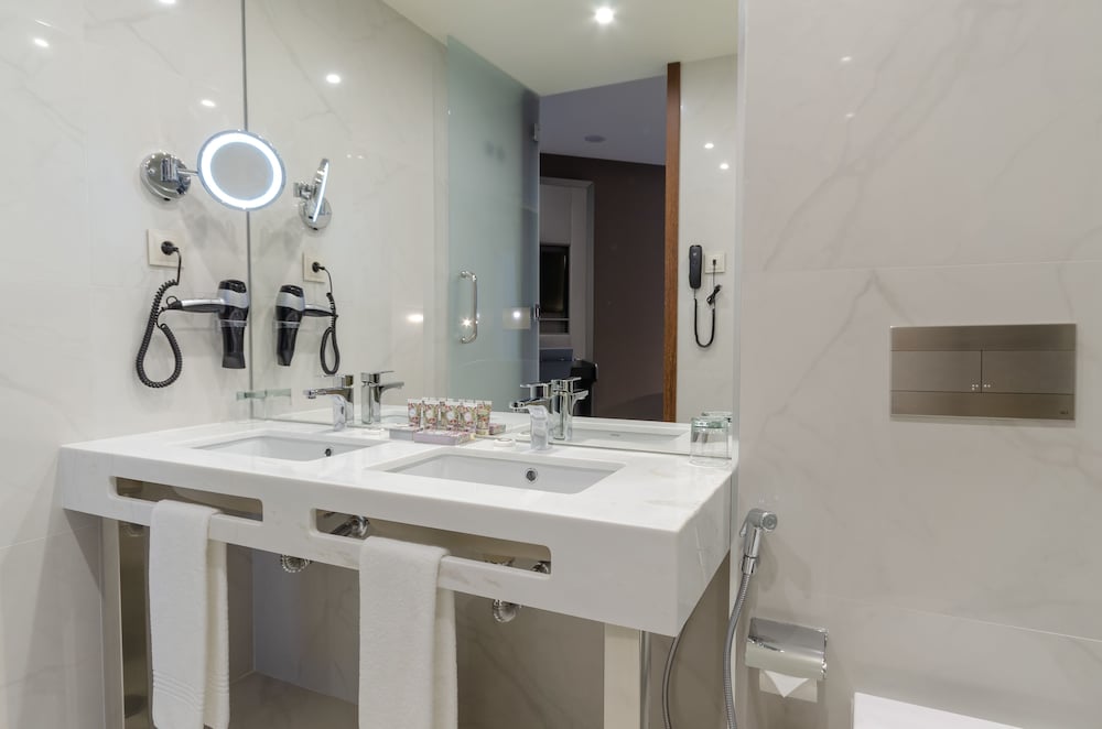 Habitación Deluxe con 2 camas individuales, vistas a la ciudad del hotel Turim Boulevard. Foto 8