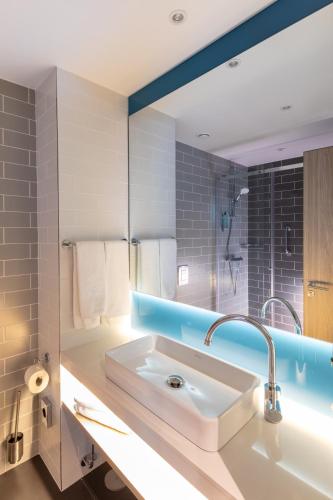 Habitación Doble Estándar con sofá cama del hotel Holiday Inn Express Lisbon - Plaza Saldanha, An Ihg. Foto 4