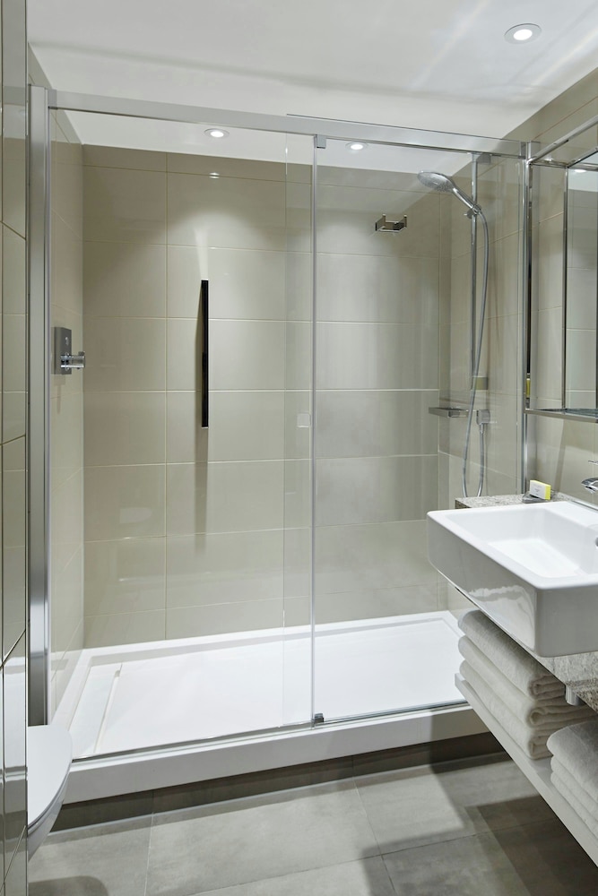 Habitación superior, 1 cama de matrimonio grande del hotel London Marriott Maida Vale. Foto 6