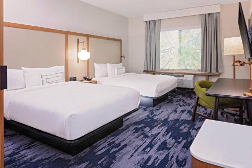 Habitación con 2 camas grandes del hotel Fairfield Inn and Suites by Marriott Queensbury Glens Falls/Lake George Area