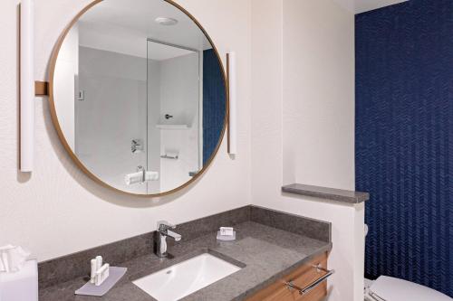 Habitación con cama extragrande del hotel Fairfield Inn and Suites by Marriott Queensbury Glens Falls/Lake George Area. Foto 1