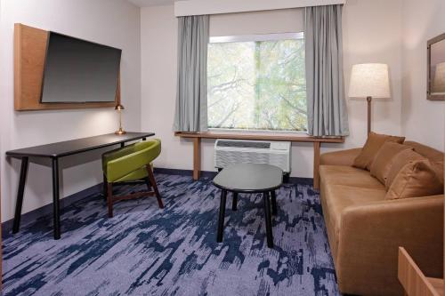 Suite con cama extragrande y sofá cama del hotel Fairfield Inn and Suites by Marriott Queensbury Glens Falls/Lake George Area