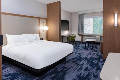 Suite Doble con 2 camas grandes y 1 sofá cama del hotel Fairfield Inn and Suites by Marriott Queensbury Glens Falls/Lake George Area