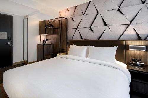 Estudio adaptado para personas con movilidad reducida/discapacidad auditiva con ducha accesible en silla de ruedas - Cama extragrande - Planta superio del hotel SpringHill Suites by Marriott New York Midtown Manhattan/Park Avenue