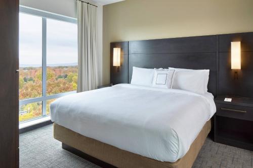 Suite de 1 dormitorio con cama extragrande y sofá cama del hotel Residence Inn by Marriott Albany Airport