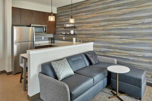 Suite de 1 dormitorio con cama extragrande y sofá cama del hotel Residence Inn by Marriott Albany Airport. Foto 1