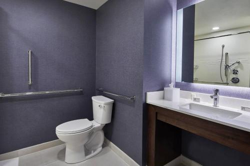 Estudio con 1 cama extragrande, sofá cama y bañera adaptada - Adaptado para personas con movilidad reducida del hotel Residence Inn by Marriott Albany Airport. Foto 9