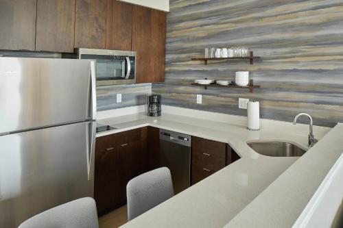 Suite con cama extragrande, sofá cama y bañera accesible - Adaptada para personas con discapacidad auditiva y movilidad reducida del hotel Residence Inn by Marriott Albany Airport. Foto 3