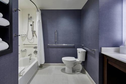 Estudio con cama extragrande, sofá cama y ducha a ras de suelo - Adaptado para personas con movilidad reducida del hotel Residence Inn by Marriott Albany Airport. Foto 8