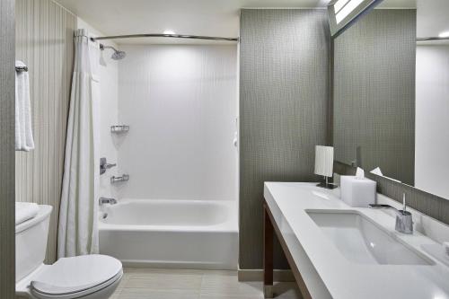 Habitación adaptada para personas con movilidad reducida/discapacidad auditiva con ducha accesible en silla de ruedas - Cama extragrande del hotel Courtyard by Marriott Albany Airport. Foto 4