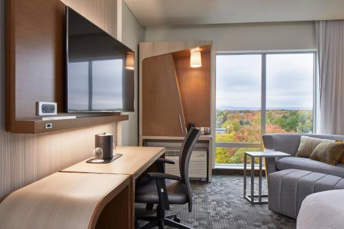 Habitación con cama extragrande y sofá cama del hotel Courtyard by Marriott Albany Airport. Foto 2