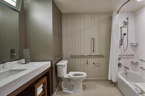 Habitación adaptada para personas con movilidad reducida/discapacidad auditiva con ducha accesible en silla de ruedas - Cama extragrande del hotel Courtyard by Marriott Albany Airport. Foto 8