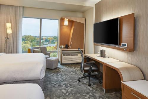 Habitación con 2 camas grandes - Adaptada para personas con problemas de audición del hotel Courtyard by Marriott Albany Airport. Foto 1