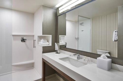 Habitación con 2 camas grandes - Adaptada para personas con problemas de audición del hotel Courtyard by Marriott Albany Airport. Foto 2