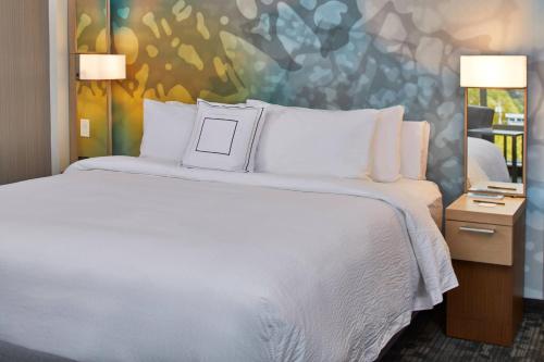 Habitación Doble - adaptada para personas con problemas de audición - cama extragrande del hotel Courtyard by Marriott Albany Airport