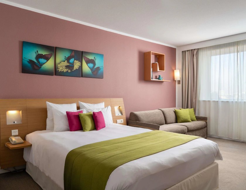 Habitación ejecutiva, 1 cama de matrimonio con sofá cama del hotel Novotel Bucharest City Centre. Foto 3