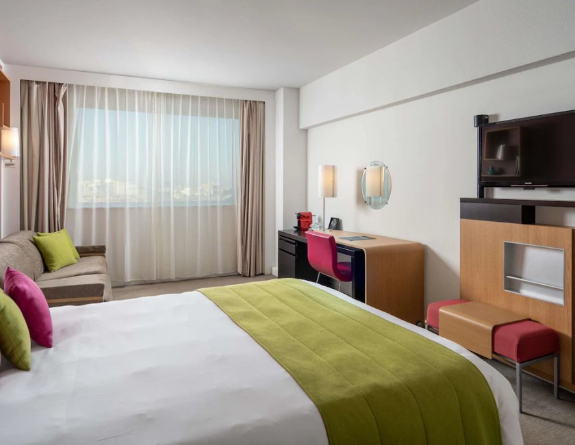 Habitación ejecutiva, 1 cama de matrimonio con sofá cama del hotel Novotel Bucharest City Centre. Foto 4