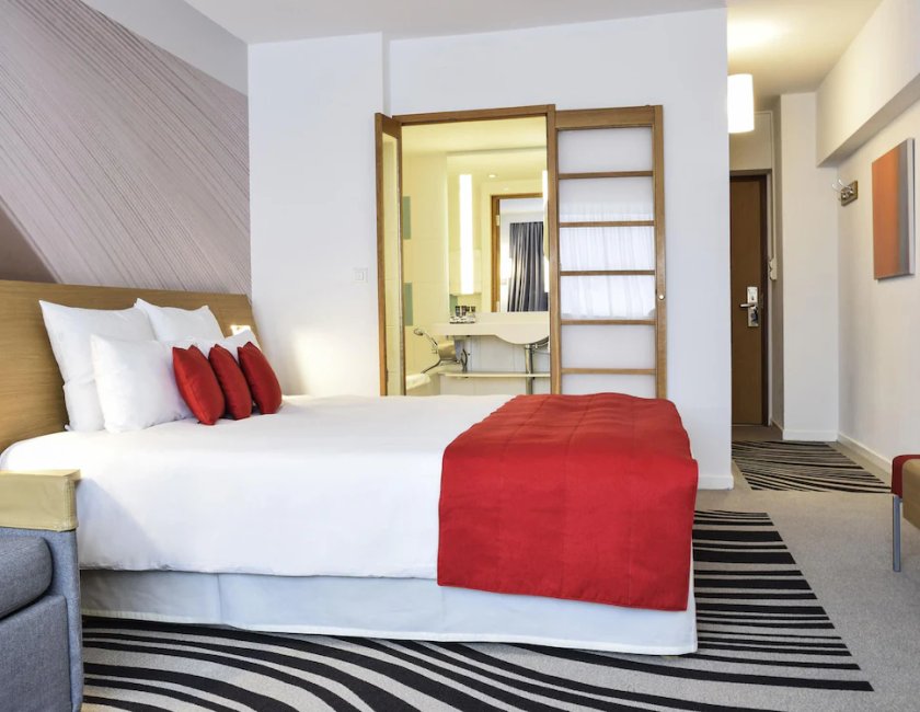 Habitación superior, 1 cama de matrimonio con sofá cama del hotel Novotel Bucharest City Centre. Foto 3