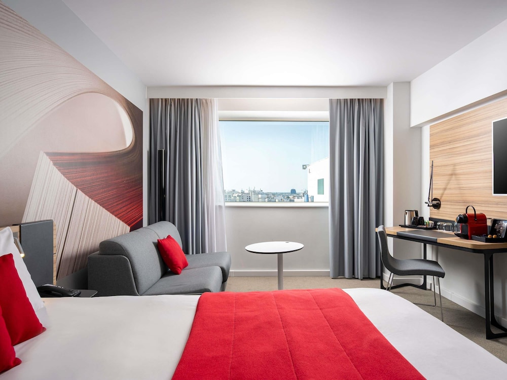 Habitación ejecutiva, 1 cama de matrimonio con sofá cama del hotel Novotel Bucharest City Centre. Foto 2