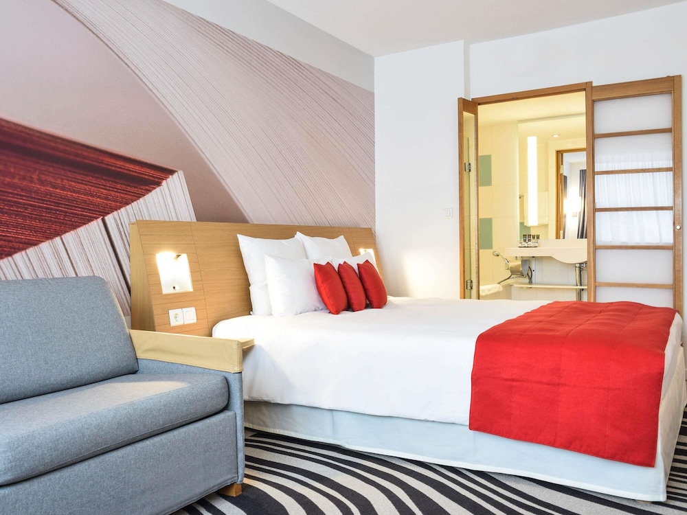 Habitación doble superior, 1 cama doble con sofá cama del hotel Novotel Bucharest City Centre. Foto 6