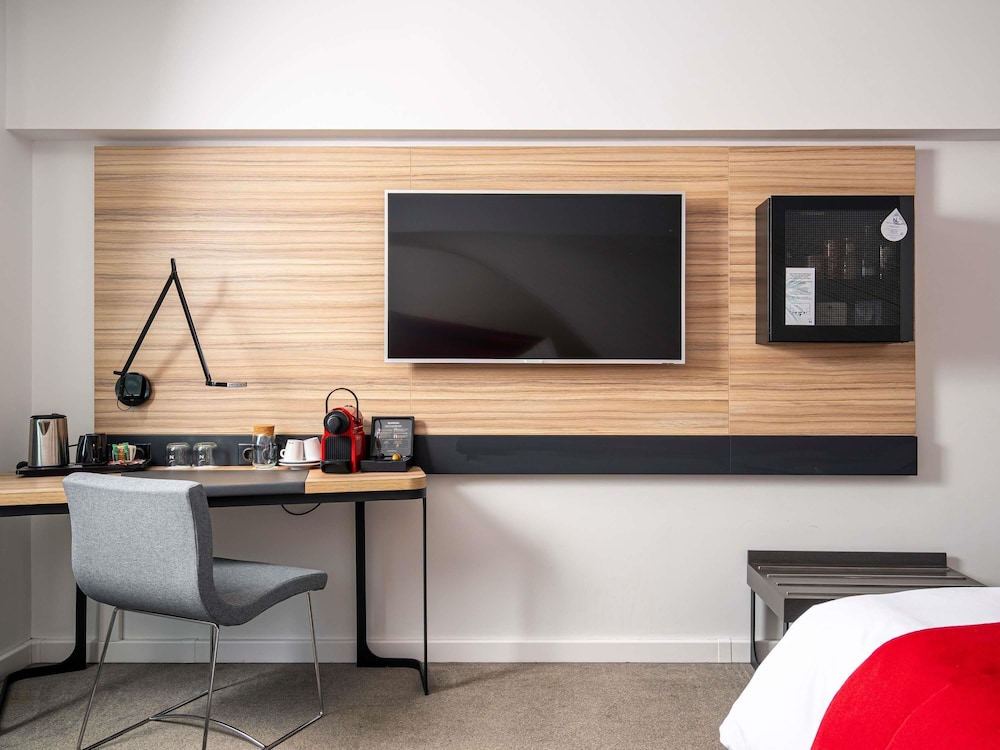 Habitación ejecutiva, 1 cama de matrimonio con sofá cama del hotel Novotel Bucharest City Centre. Foto 1