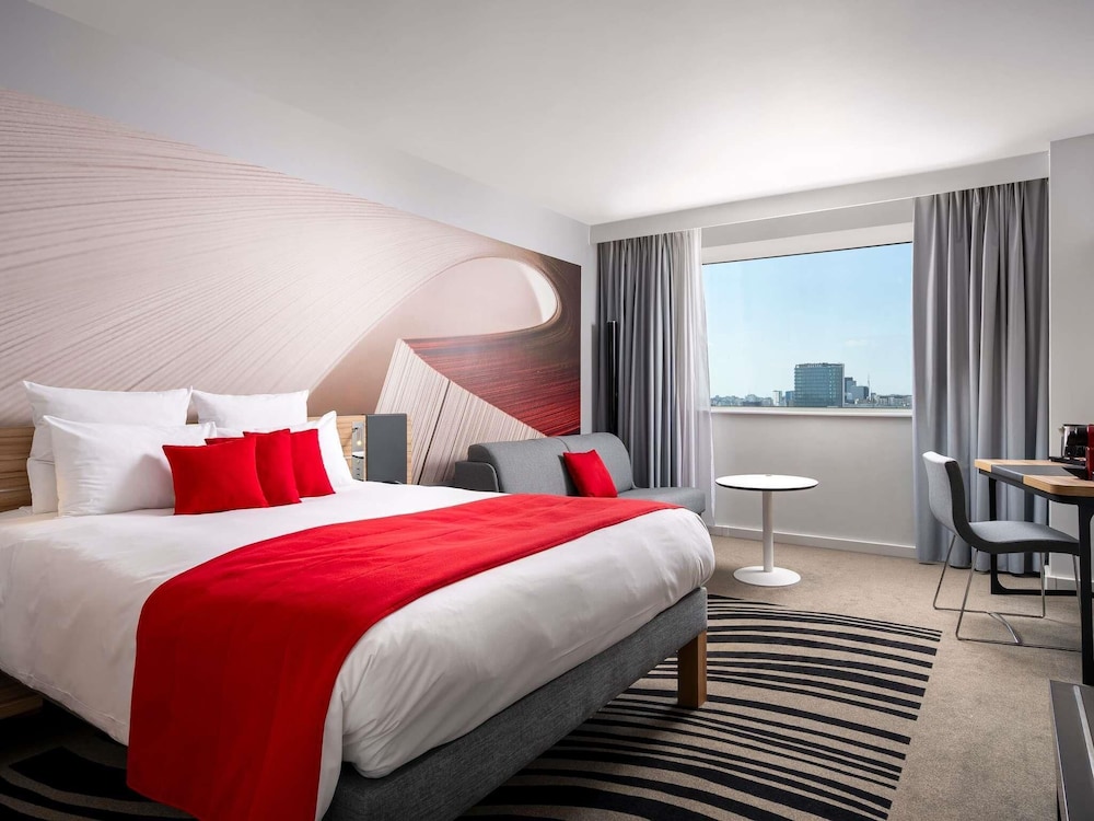 Habitación ejecutiva, 1 cama de matrimonio con sofá cama del hotel Novotel Bucharest City Centre. Foto 3