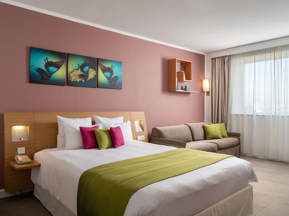 Habitación doble 1 Cama queen Vista ciudad Business Sofá Cama incluido Normal del hotel Novotel Bucharest City Centre. Foto 4