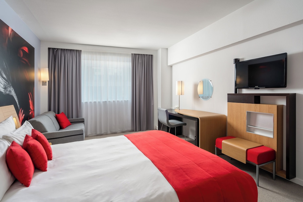 Habitación superior, 1 cama de matrimonio con sofá cama del hotel Novotel Bucharest City Centre. Foto 1