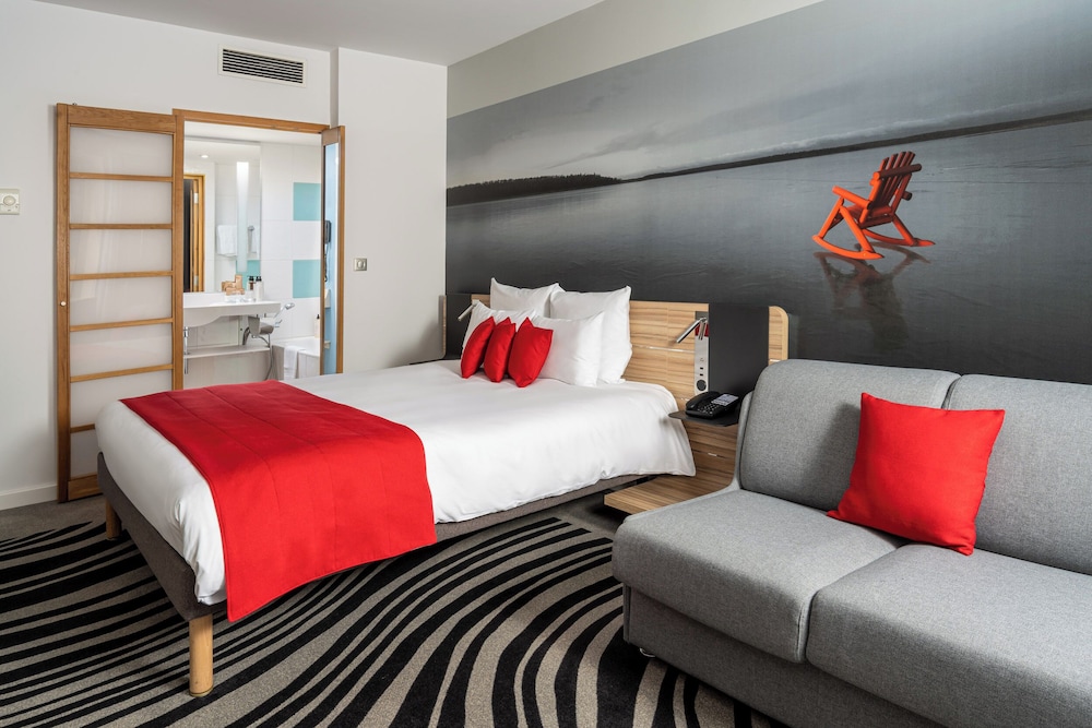 Habitación superior, 1 cama de matrimonio con sofá cama del hotel Novotel Bucharest City Centre. Foto 2