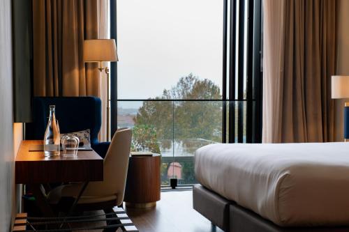 Habitación Deluxe - cama extragrande del hotel Boeira Garden Porto Gaia, Curio Collection By Hilton. Foto 5