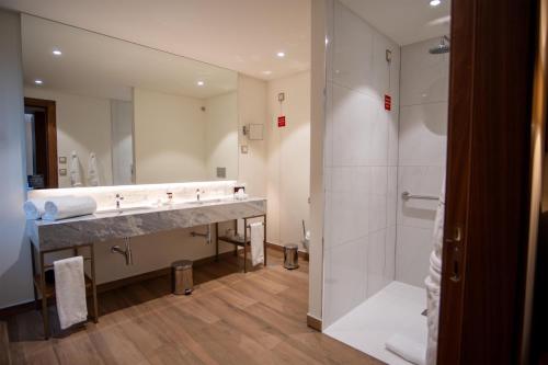 Habitación Doble Deluxe adaptada para personas de movilidad reducida - 1 cama extragrande del hotel Boeira Garden Porto Gaia, Curio Collection By Hilton. Foto 3