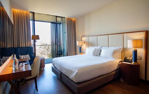 Habitación Superior con balcón - Cama extragrande del hotel Boeira Garden Porto Gaia, Curio Collection By Hilton. Foto 7