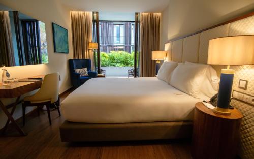 Habitación Doble Premium con cama grande y balcón del hotel Boeira Garden Porto Gaia, Curio Collection By Hilton. Foto 2