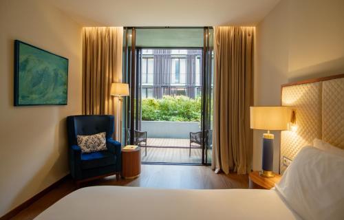 Habitación Doble Premium con cama grande y balcón del hotel Boeira Garden Porto Gaia, Curio Collection By Hilton. Foto 3